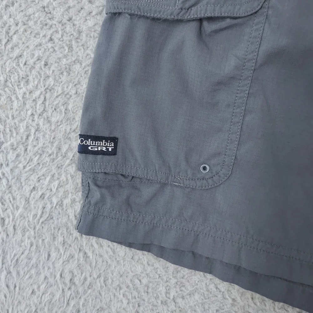 Vintage Columbia Shorts Mens M Gray GRT Omni Dry Cargo Pockets Packable Trekking